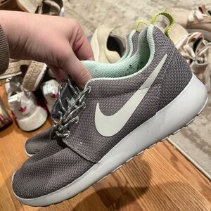 Womens Nike roshe tennis shoes